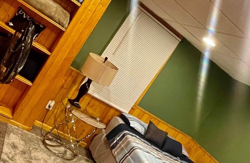 Beatrice House | Cheerful Basement 1 Bedroom with Hot Tub