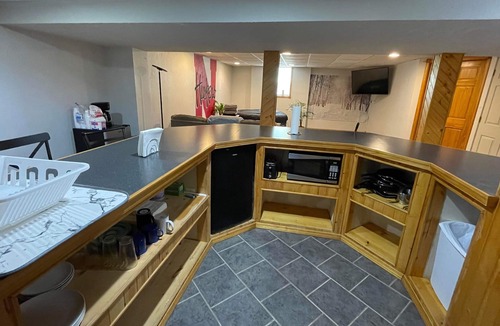 Beatrice House | Cheerful Basement 1 Bedroom with Hot Tub