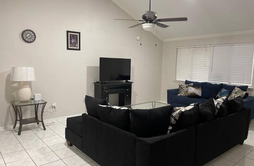 Mission Bend House | Cheerful & Comfy, Fireplace, Backyard, Parking