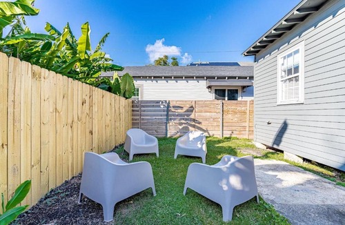 West Riverside House | Chef's kitchen & clawfoot tub near French Quarter
