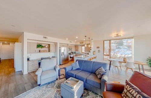 Chelan Apartment | Chelan Resort Suites: Comfort by the Lake #201