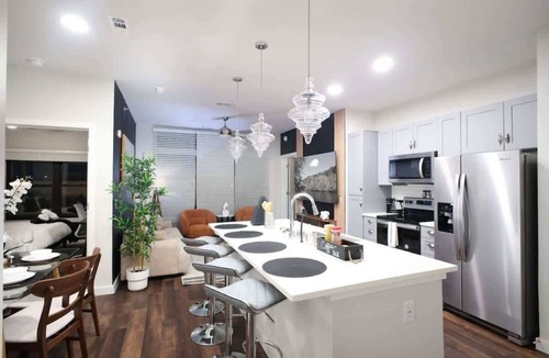 Southtown Apartment | Chic 2BR w/Gym, Parking Near Rvrwalk & Dome