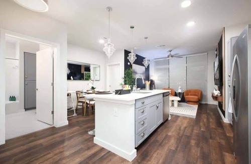 Southtown Apartment | Chic 2BR w/Gym, Parking Near Rvrwalk & Dome