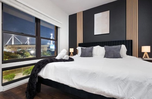 Southtown Apartment | Chic 2BR-w Parking, Near Rvrwalk, Dome & Conv Ctr