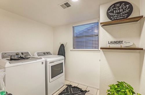 Biggs Field House | CHIC 3-bedroom tri-level house w/great bedding East El Paso with all you need