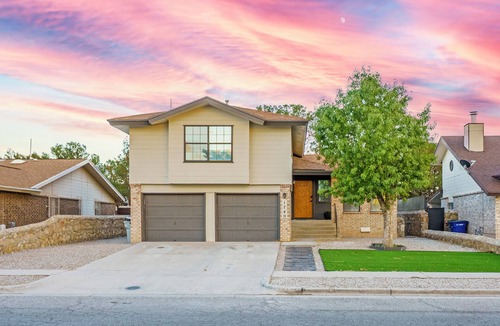 Biggs Field House | CHIC 3-bedroom tri-level house w/great bedding East El Paso with all you need