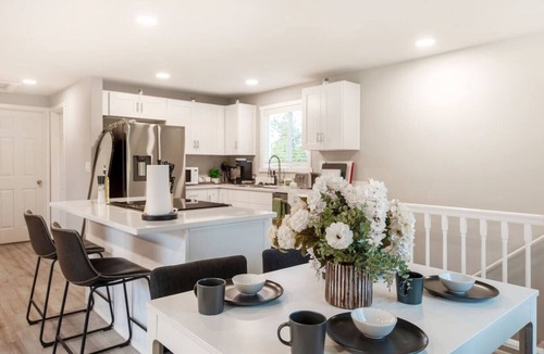 Bryn Mawr-Skyway House | Chic 3BR+2BA Duplex w/Serene View+BBQ near airport