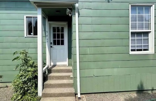 Renton Apartment | Chic, Cozy & New! Great location, Street Parking with AC
