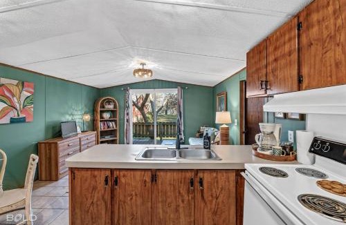 Uncertain House | Chic Cypress Cabin Private Dock Access, Kayaks