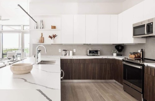 Jefferson Park Condo | Chic King Suite | Balcony+Downtown Views | Tesoro