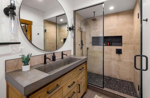 Estes Park House | Chic Lakefront Cabin - Unbeatable Views! Jacuzzi, Two Patios, Indoor/Outdoor Fireplace