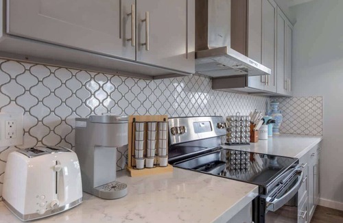 Minor House | Chic & Modern 6b4b House – Prime Seattle Location!