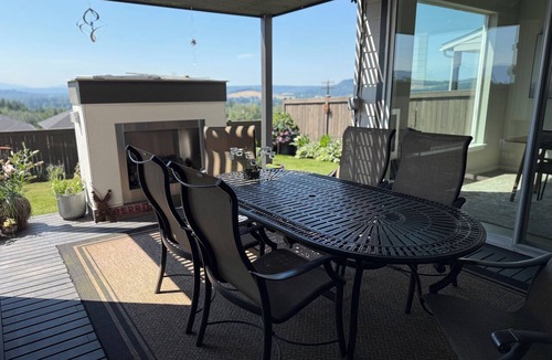 Monroe House | CHIC, MODERN ROOM W/DUAL SINK BATHROOM IN CLEAN, MODERN VIEW HOME & CATS!