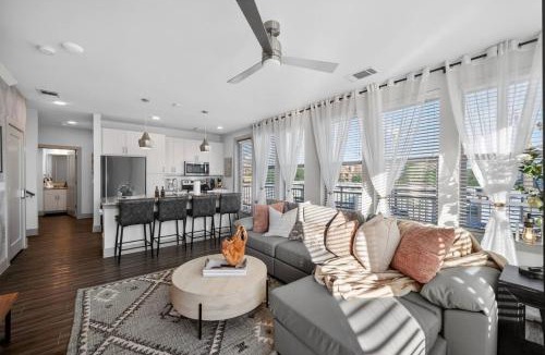 Dallas Apartment | Chic Oak Lawn 2BR - Skyline Views & Resort Pool