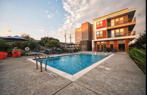 Dallas Apartment | Chic Oak Lawn 2BR - Skyline Views & Resort Pool