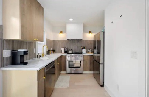 Delridge Cottage | Chic Parkside Escape 2BR A/C Free Parking