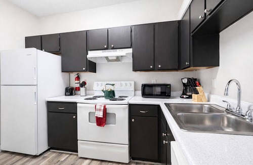 Irving Apartment | Chic Stays 1BR King Suite, Free Parking,Pool & Gym