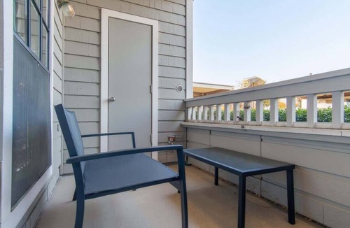 Irving Apartment | Chic Stays 1BR King Suite, Free Parking,Pool & Gym