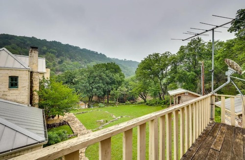 Tarpley Apartment | Chic 'Tree House' Studio ~ 24 Mi to Bandera!