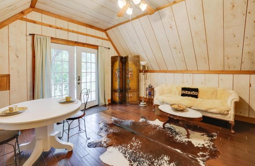 Tarpley Apartment | Chic 'Tree House' Studio ~ 24 Mi to Bandera!