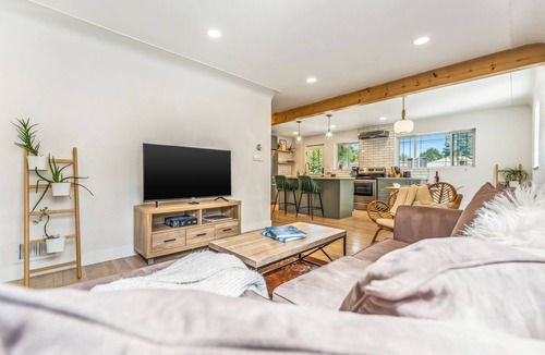 North Park Hill House | City Park Modern Escape. 5 Bedroom Family & Pet Friendly