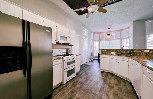Flower Mound House | City Retreat w/Pool & Near Lake