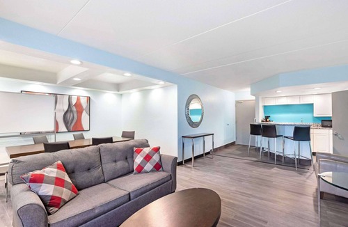 Des Moines Hotel | Clarion Inn Des Moines Airport