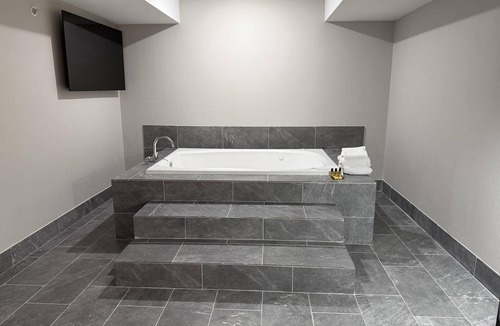 Dallas Hotel | Clarion Pointe Addison - Dallas North