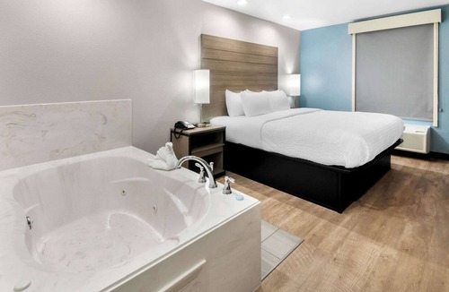 Ederville Hotel | Clarion Pointe Fort Worth East - Arlington