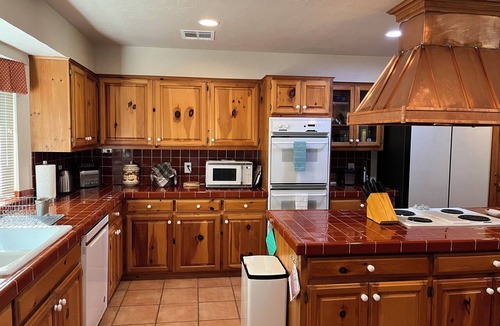 Porum House | Classic lake lodge, boat launch, views, dock, blue water