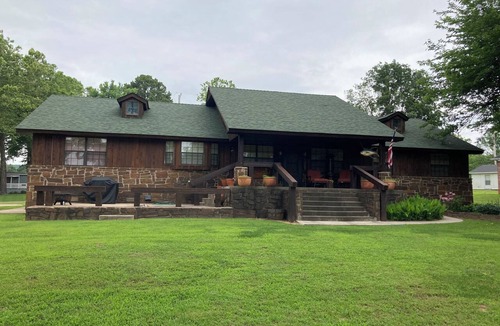 Porum House | Classic lake lodge, boat launch, views, dock, blue water