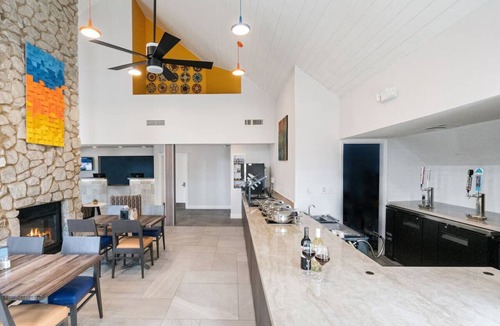 Biggs Field Hotel | Classic Unit, Full Kitchen, Outdoor Pool, Pet-Friendly, Free Parking & Breakfast