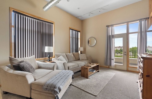 West Des Moines Apartment | Classy Safe Private Apartment w/Amenities Across f/Jordan Creek Mall w/Elevator