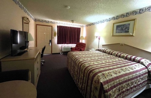 Seminole Hotel | Clean & Affordable Stay w/Free Parking, Near Seminole's Heart – 1.4 miles away