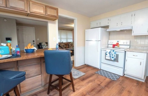 Gladstone House | Clean, comfortable 3BR/1.5BA in Gladstone with dog-friendly fenced yard, all bedrooms/baths on the ground floor, and easy highway access. Available 5/15–7/31