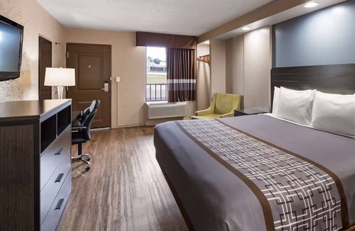 Jasper Hotel | Clean & Convenient Jasper Room Close to Restaurants, Shopping & Attractions