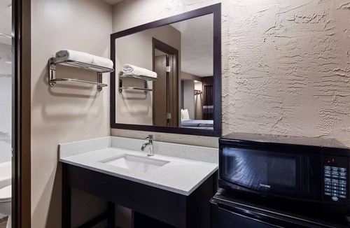 Jasper Hotel | Clean & Convenient Jasper Room Close to Restaurants, Shopping & Attractions