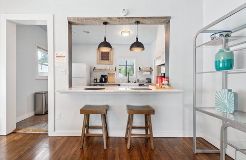 Miller House | Clean, minimalist 2BR near the Fair Park — guests extend month to month #09