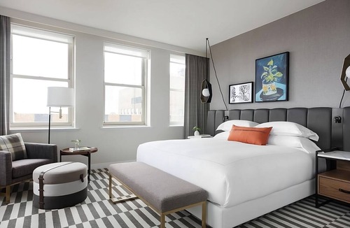 Downtown Fort Worth Hotel | Close to Fort Worth Botanic Garden and Fort Worth Zoo! Pets Allowed for Free!