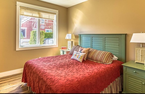 Oroville Cottage | Close to the lake, the pool and resort amenities!