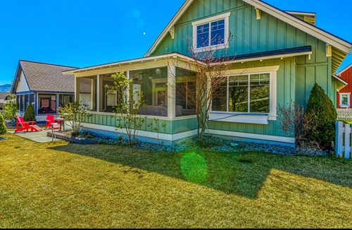 Oroville Cottage | Close to the lake, the pool and resort amenities!
