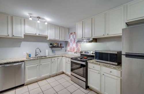 Monroe House | Close to ULM & Meta, Pet Friendly, Fiber Internet, Carport!