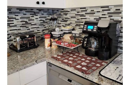 Oatmeal House | Coffee & tea bar. New appliances. Extended stays allowed. KING BED.