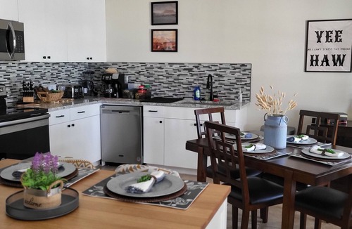 Oatmeal House | Coffee & tea bar. New appliances. Extended stays allowed. KING BED.