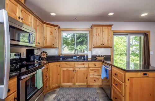 Packwood House | Coffee Time Cabin | Hot Tub, Wifi, Grill