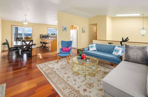 Mid-Beacon Hill House | Colorful Family House w, Big Deck, 3 mins to I5
