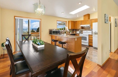 Mid-Beacon Hill House | Colorful Family House w, Big Deck, 3 mins to I5