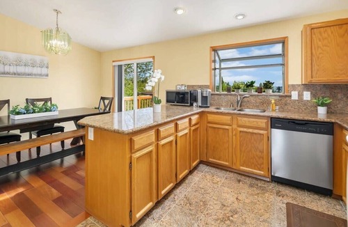 Mid-Beacon Hill House | Colorful Family House w, Big Deck, 3 mins to I5