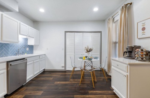 Columbus Park Apartment | Columbus Park Duo - Lower 1 Bed Close to River Market and Downtown!
