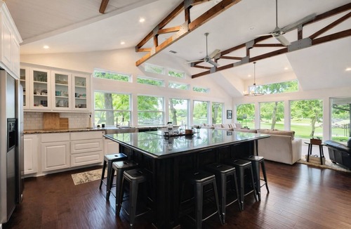 Enchanted Oaks House | Come and enjoy The Good Life on Cedar Creek Lake! This spacious 5/4 is perfect!